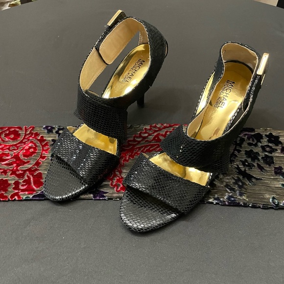 🖤Great Condition 9.5 Embossed Leather MICHEAL Micheal Kors Velcro Buckled Heels - Picture 2 of 6